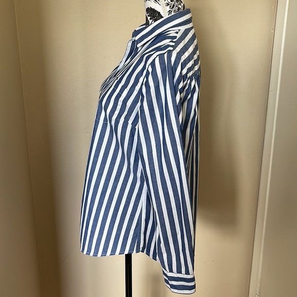 2/$20 Gap button down M - Picture 2 of 5